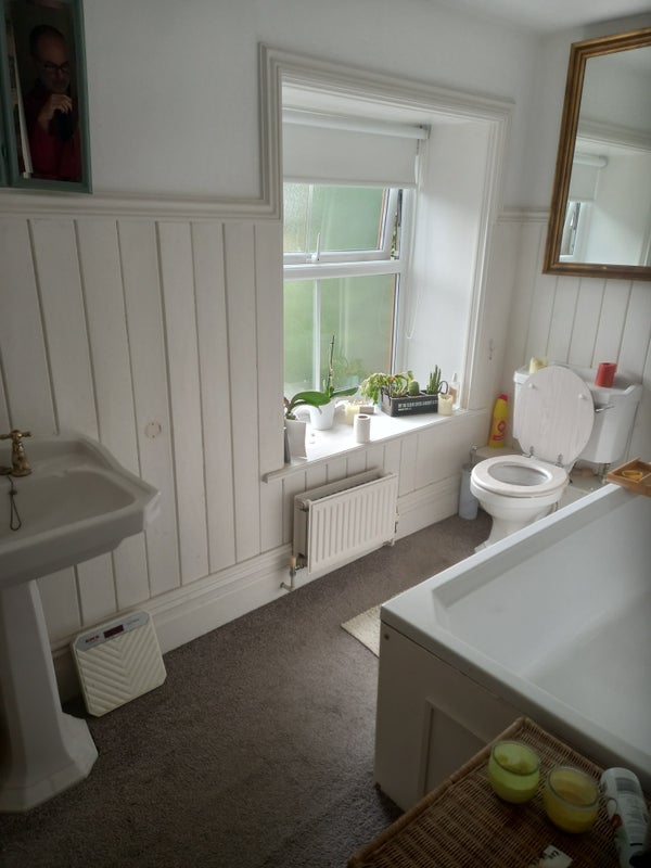 Photo 1: Own bathroom