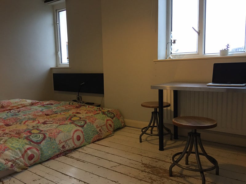 Photo 1: Room 1 - Bed