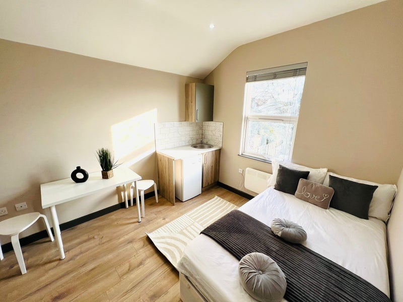 'Ensuite Rooms Available NOW Feltham' Room to Rent from SpareRoom