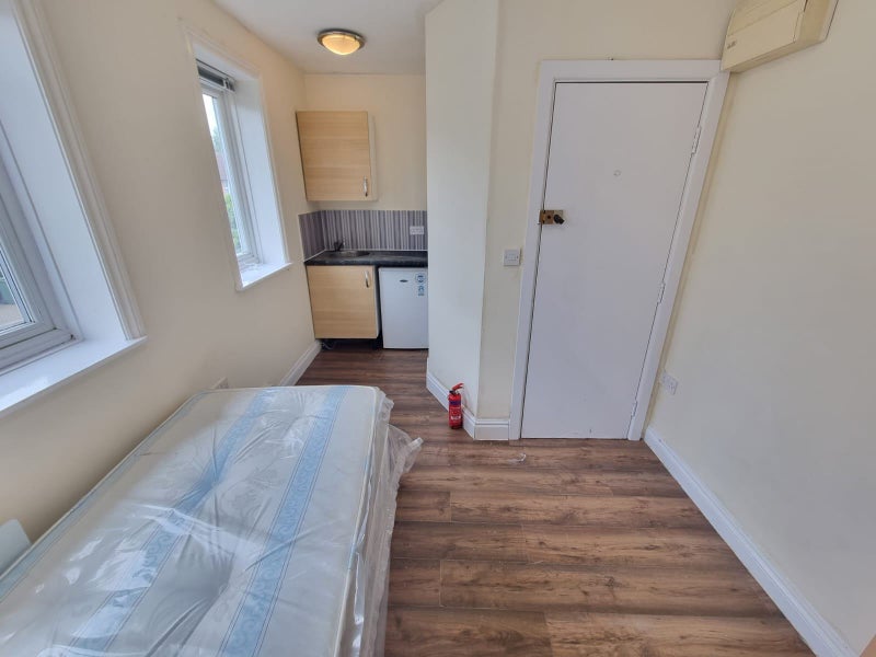'DSS Studio Flat in HitherGreen Lewisham SE6' Room to Rent from
