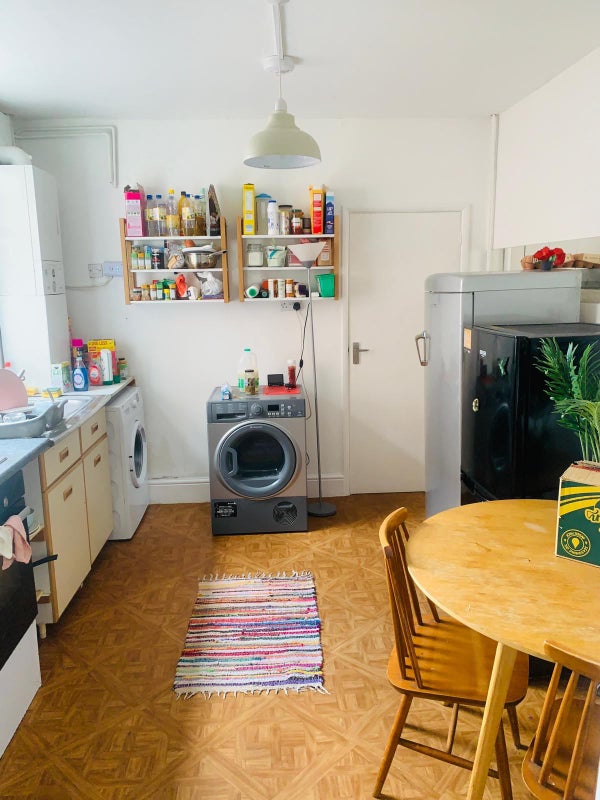 Photo 1: 34 howard st 