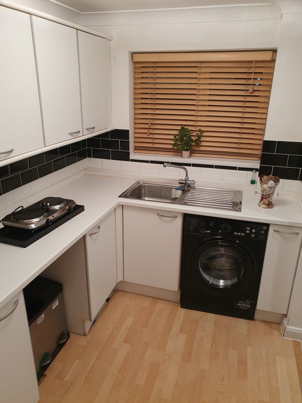 'Studio Flat, Ensuite bathroom, Separate Kitchen.' Room to Rent from