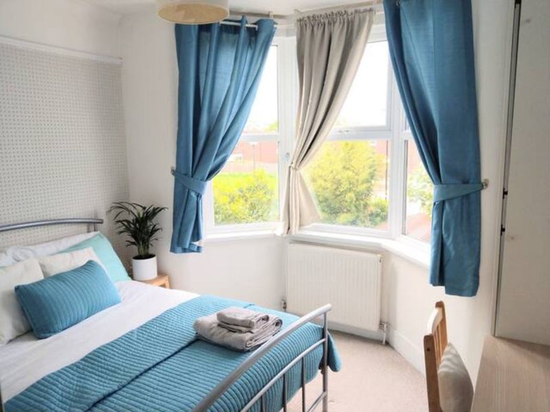 Photo 1: Double Bedroom