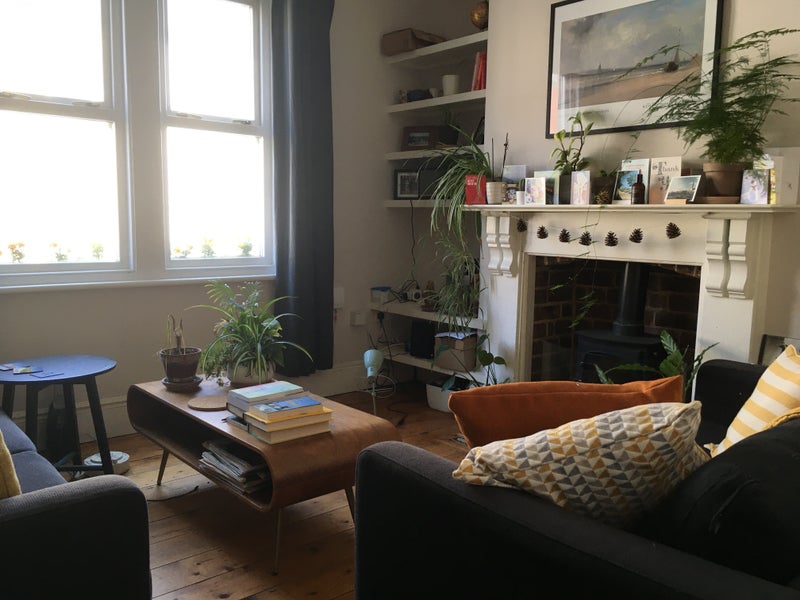 Photo 1: Lounge 1