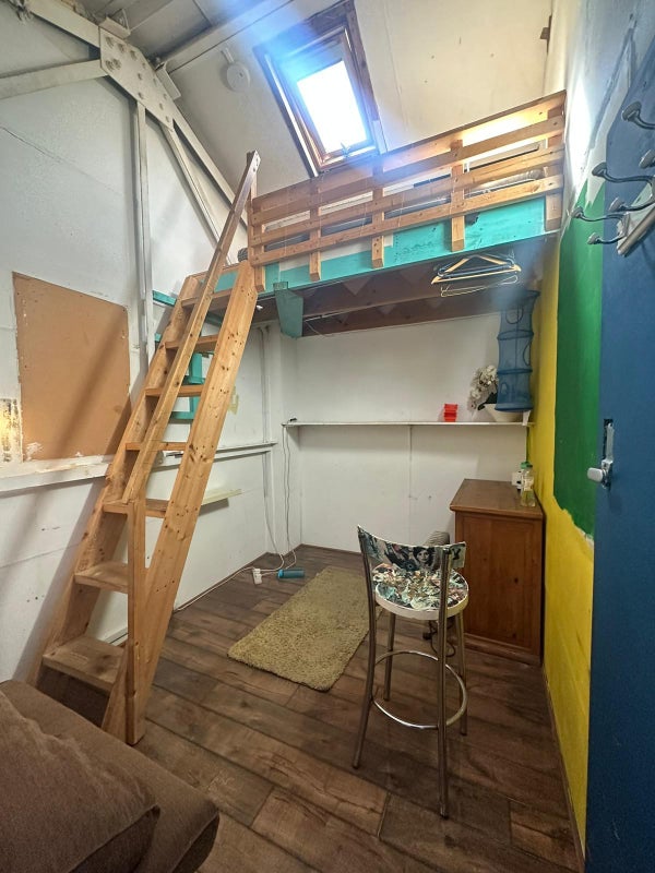 'August Sublet In North London Warehouse Community' Room to Rent from