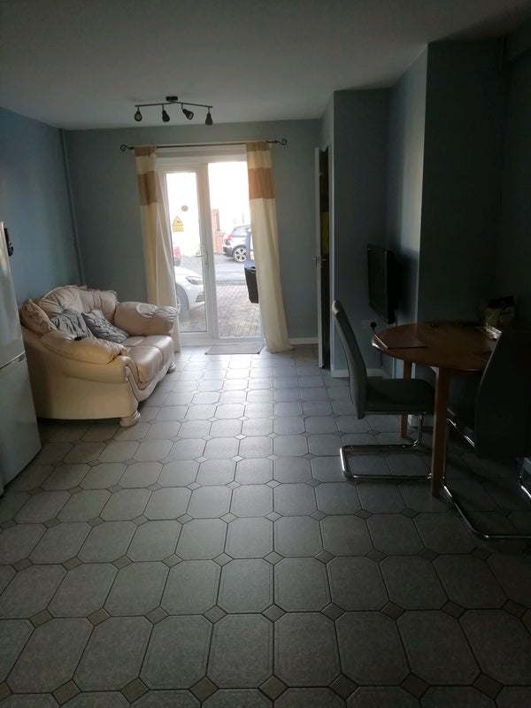 Photo 1: kitchen seating area