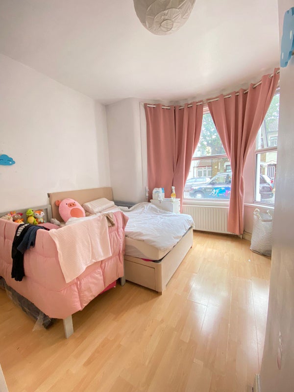 'Spacious 2 bed flat. 2 min from Upton Park station' Room to Rent from