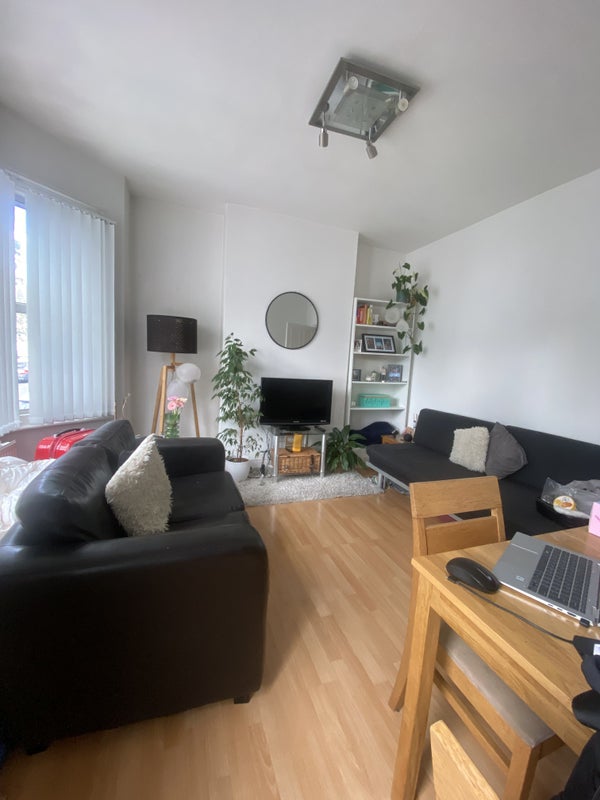 '2 bed flat minutes from Clapham Junction station' Room to Rent from