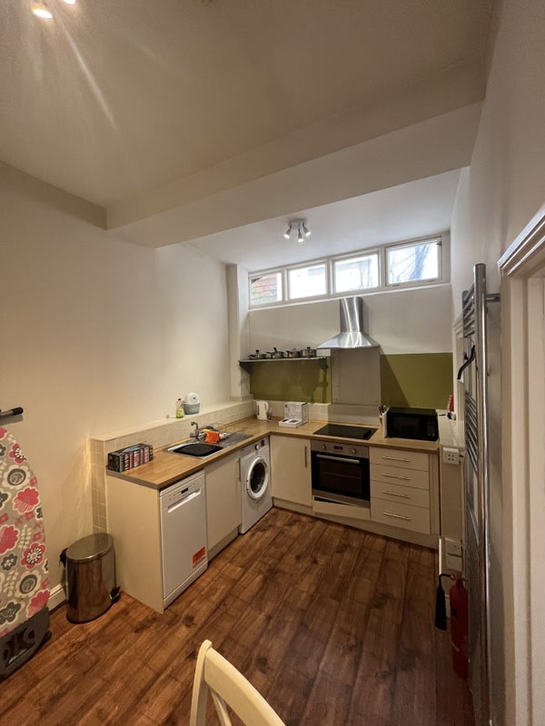'Beautiful furnished flat in the heart of Salisbury' Room to Rent from