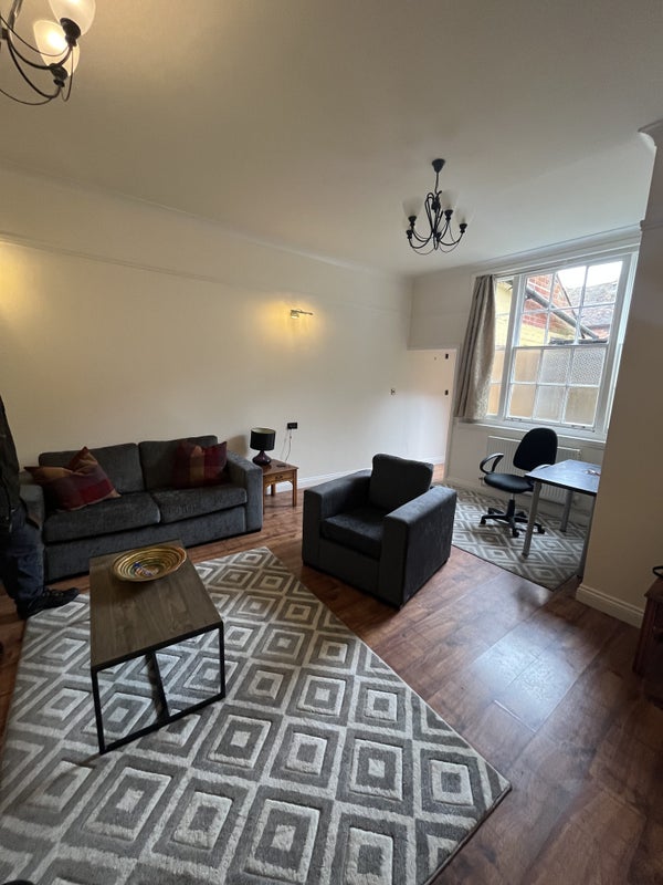 'Beautiful furnished flat in the heart of Salisbury' Room to Rent from