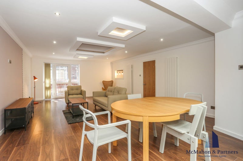 'Large Ensuit Room in Farringdon for Couple' Room to Rent from SpareRoom