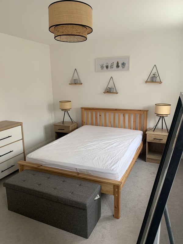 'Large double room in Broadbridge Heath' Room to Rent from SpareRoom