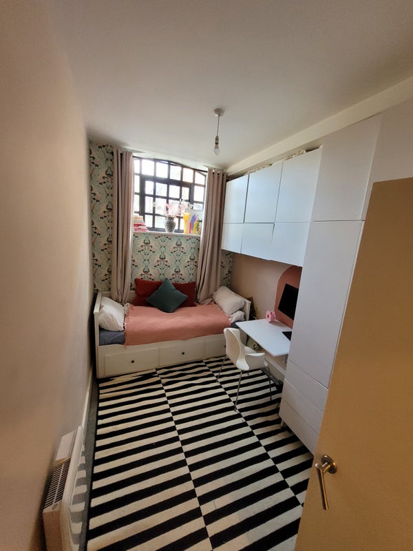 Photo 1: This is the room as a single room. The bed is very comfy as a double or single. Storage empty to the