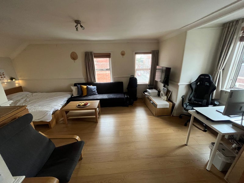 'Massive double room in Clapham Junction' Room to Rent from SpareRoom