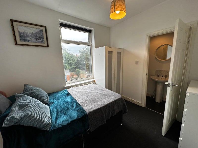 'Double En Suite Room Newcastle Avenue, Worksop' Room to Rent from