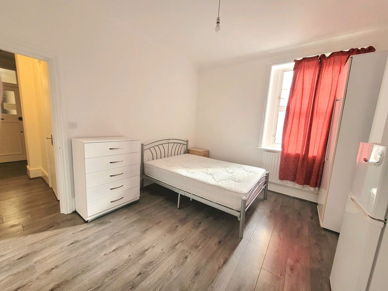 'Bedrooms, at 5 mins Kilburn Station!' Room to Rent from SpareRoom