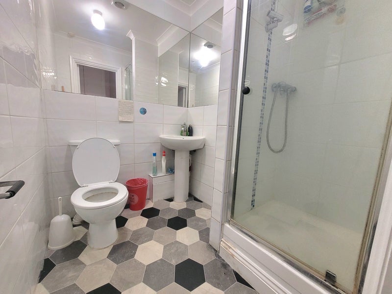 'Bedrooms, at 5 mins Kilburn Station!' Room to Rent from SpareRoom