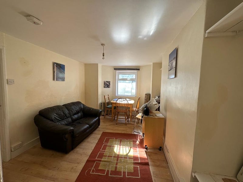 'OneBed Flat Available To Rent In Waylen St Readin' Room to Rent from