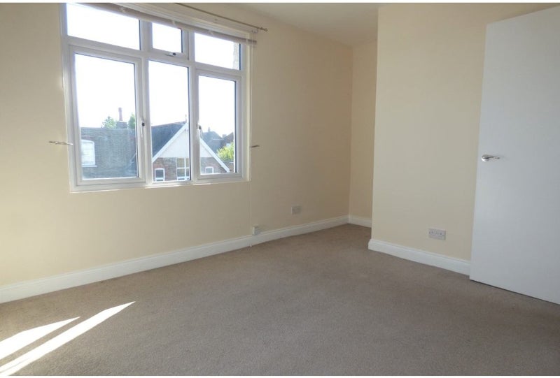'Room in Rayleigh Available' Room to Rent from SpareRoom