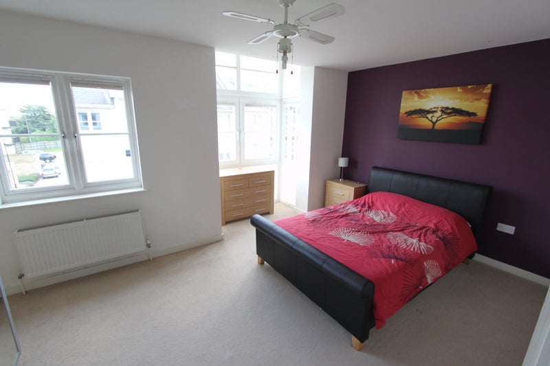 'Luxury house share near Ewell West station' Room to Rent from SpareRoom