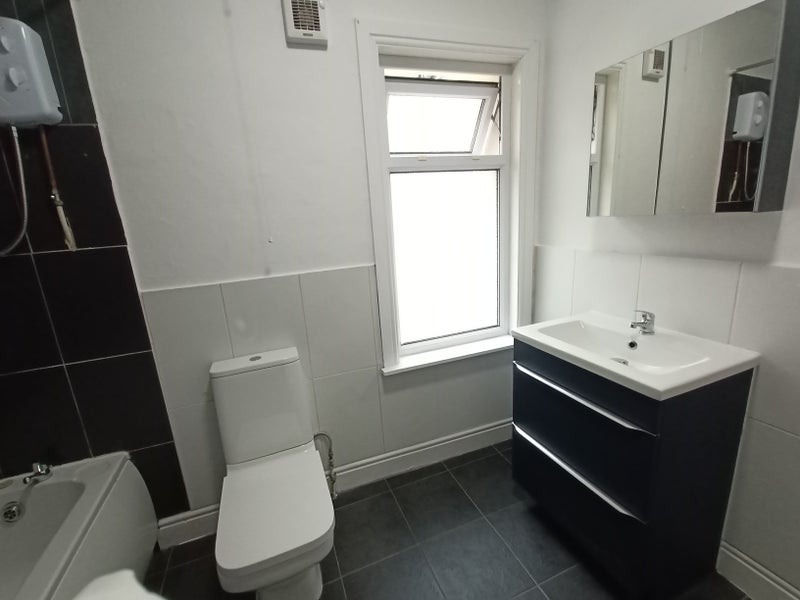 Photo 1: UPSTAIR BATH ROOM