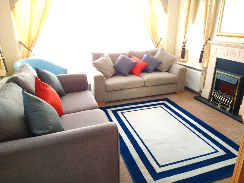 Photo 1: Lounge