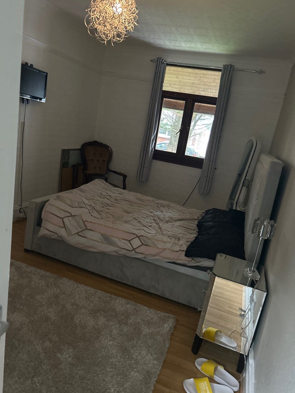 'Double Bedroom In Town Centre Porthcawl ' Room to Rent from SpareRoom