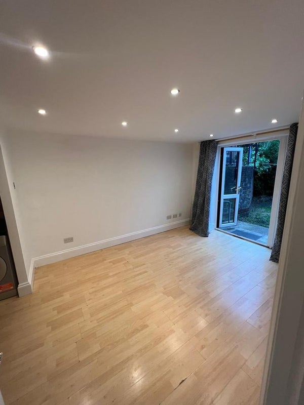 'Beautiful 2 Bedroom Flat in Leytonstone ' Room to Rent from SpareRoom
