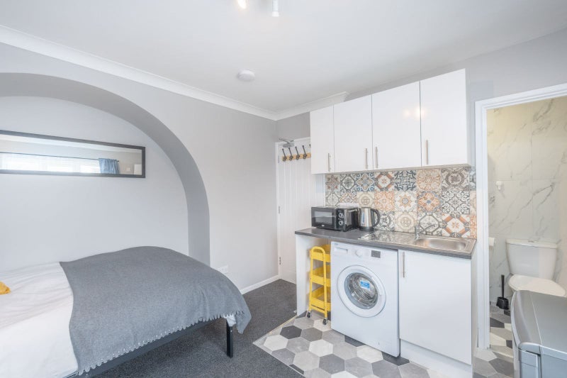 Photo 1: Studio Room 4