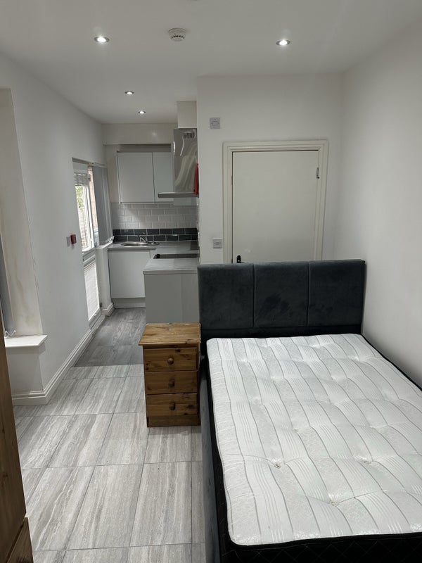 'Studio Flat, Pershore Road, B29' Room to Rent from SpareRoom