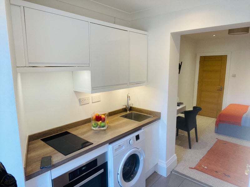 Photo 1: Studio , comfortable with ensuite 