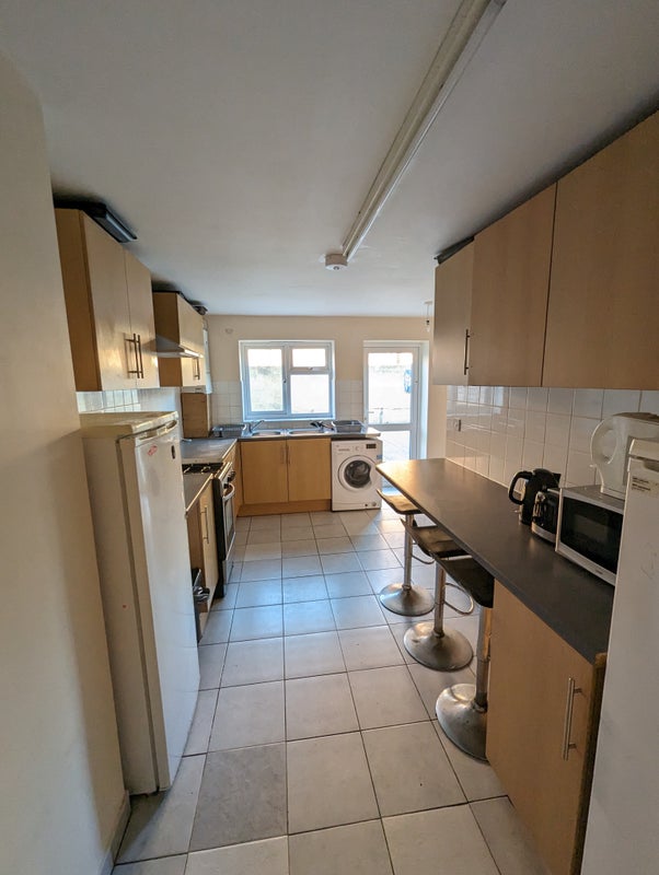 'Fantastic rooms in Cowley! Prime location' Room to Rent from SpareRoom