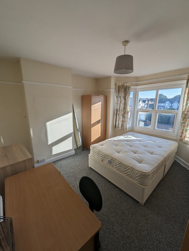 'Fantastic rooms in Cowley! Prime location' Room to Rent from SpareRoom