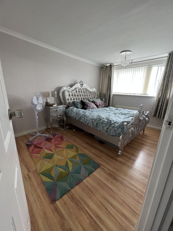 Photo 1: The picture shows the size of the room but the bed isn’t going to be there.