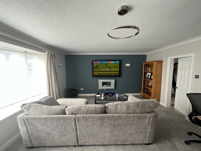 Photo 1: Lounge