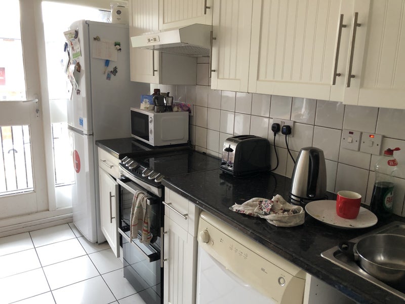 'Great Rooms 5 mintues to Clapham north station' Room to Rent from