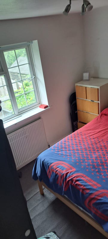 Photo 1: Besroom