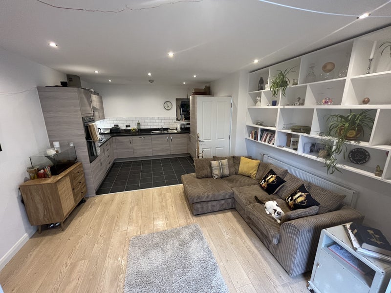 Photo 1: Sitting room 