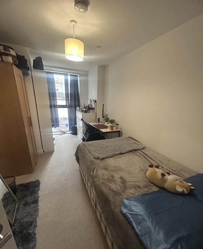 Photo 1: Room to let