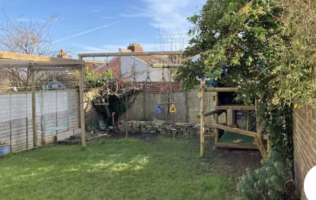 Photo 1: Garden 