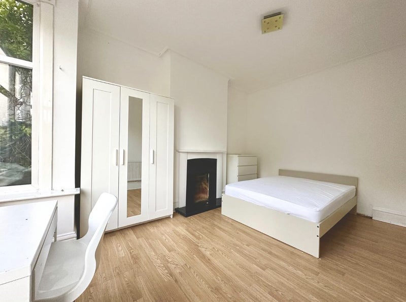 'New House 5 Mins Walk To Colliers Wood!' Room to Rent from SpareRoom