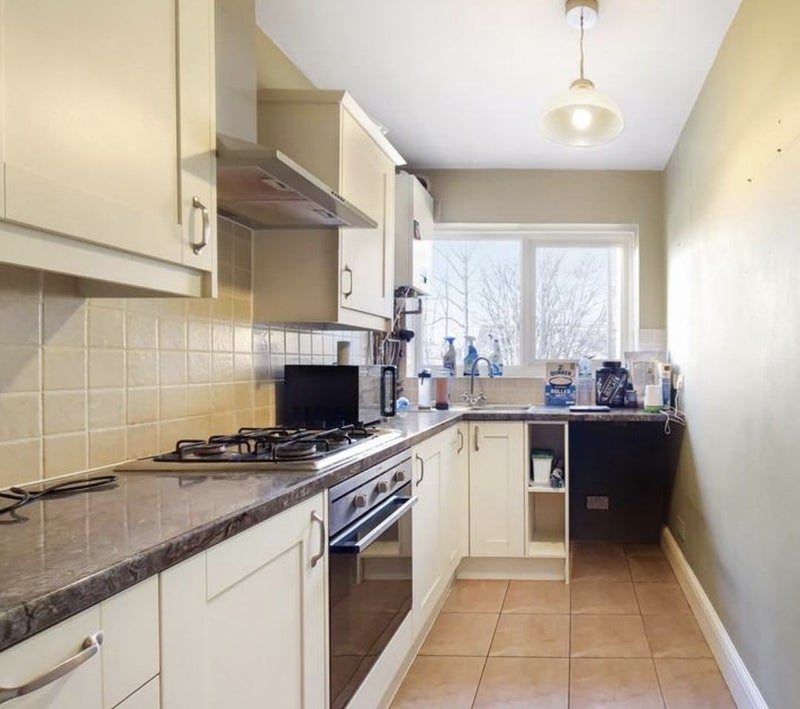 'South Wimbledon 2 bed 2 minutes from the station' Room to Rent from