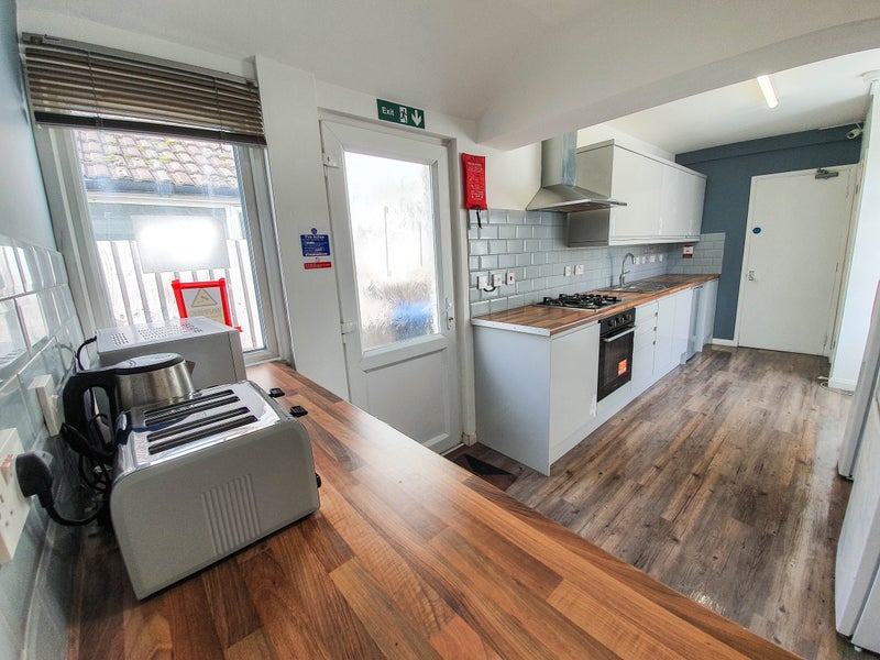 'Spacious Double room to rent! all bills included! ' Room to Rent from