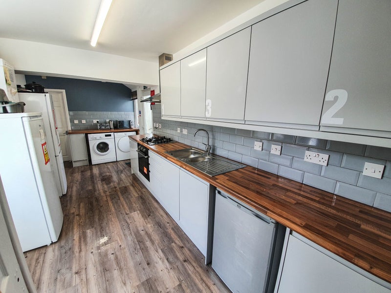 'Spacious Double room to rent! all bills included! ' Room to Rent from