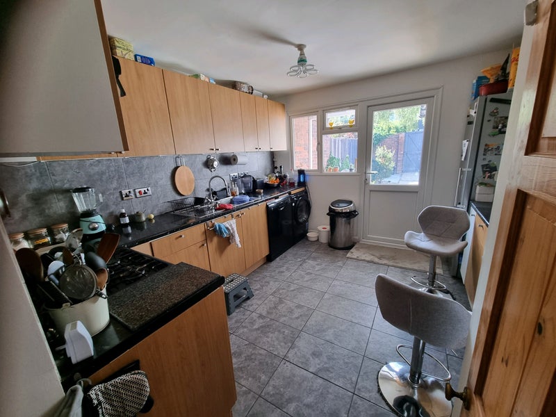 'Single Room Crawley ' Room to Rent from SpareRoom