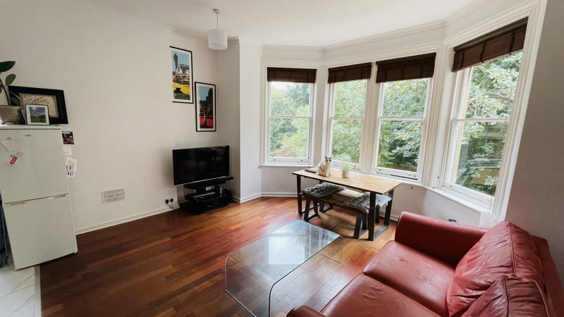 Photo 1: Lounge 