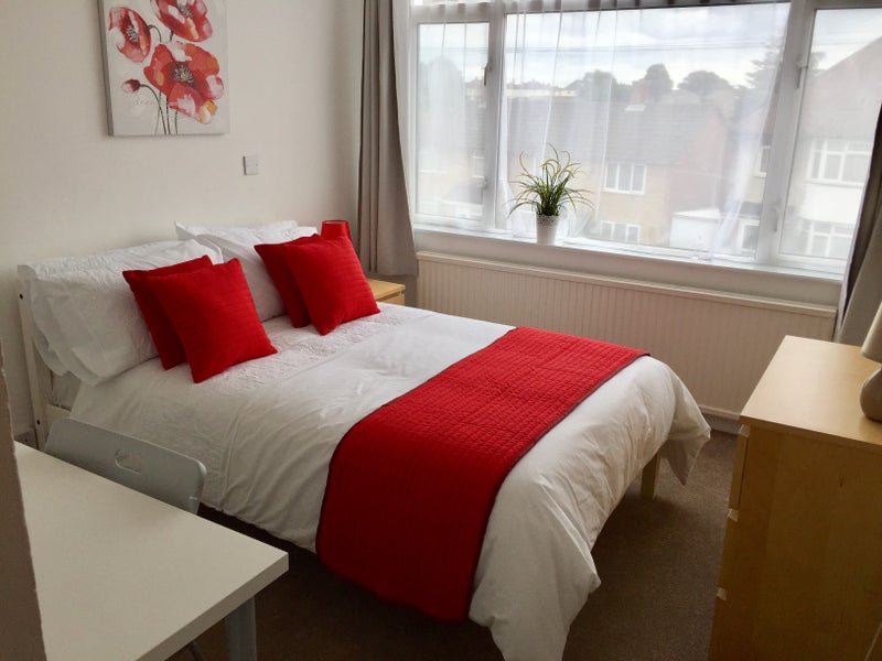 Photo 1: This is a lovely bright room situated next to the bathroom.