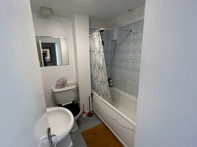 Photo 1: Bathroom 1