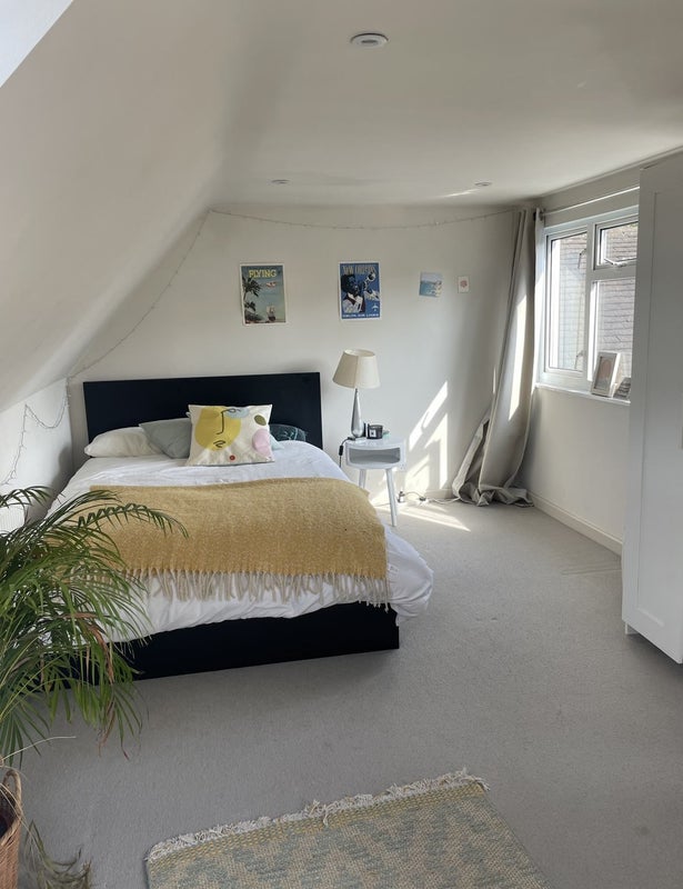 Photo 1: Double Room Available
