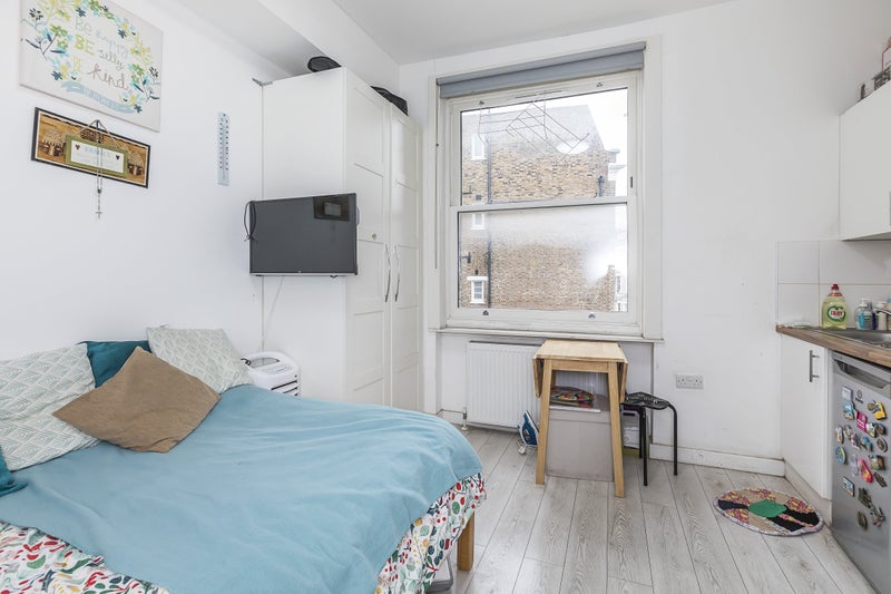 'Earl's Court Studio Flat Bills Included' Room to Rent from SpareRoom